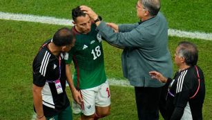 Andrés Guardado es abrazado por Martino