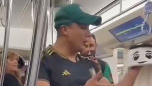  Mexicano 'vende' mascota del Mundial en el metro de Qatar