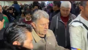 Tata Martino en el aeropuerto