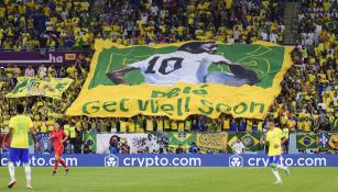 Aficionados lucen manta en honor a Pelé en Qatar 2022