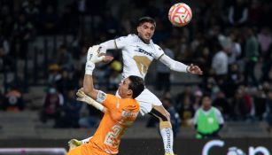 Del Prete venciendo a Jiménez en el primer gol de Pumas