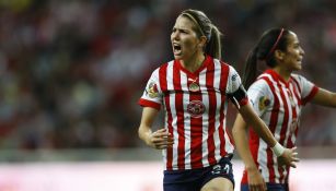 Alicia Cervantes festejando un gol con Chivas