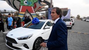 Pachuca: Directiva tuza le regala un auto a Guillermo Almada