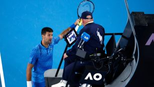 Novak Djokovic reclamando a un juez de silla sobre un aficionado