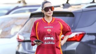 Kim Kardashian con la playera de la Roma