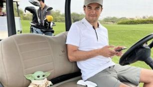 Checo Pérez junto a Baby Yoda en el campo de golf