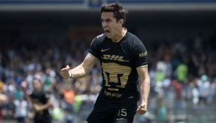 Ulises Rivas celebrando gol con los Universitarios