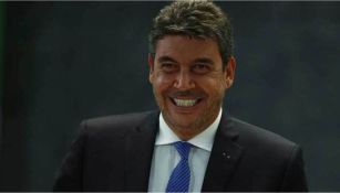 Arturo Elías Ayub sonriendo en una ponencia