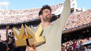 El exdefensa en el Camp Nou con el trofeo de campeón