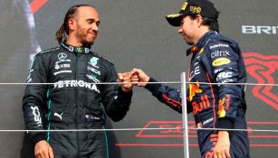 Checo Pérez y Lewis Hamilton en un podio de F1