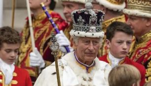 Carlos durante la coronación que lo acredita como Rey de Inglaterra 