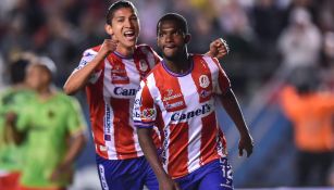Vitinho y Ángel Saldívar festejan un gol