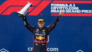 Verstappen con brazos en alto luego de ganar el GP de Miami