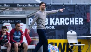 Xabi Alonso repartiendo instrucciones en la banda del Leverkusen
