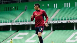 Edson Álvarez calienta previo a un partido del Ajax