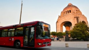 Metrobús en el Monumento a la Revolución