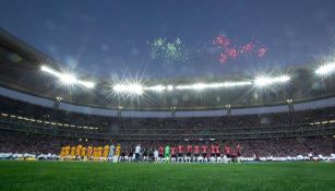 Chivas vs Tigres: Ambos equipos voltearon a ver la bandera durante el Himno Nacional