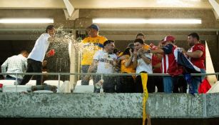 Aficionados de Chivas invaden palcos del Estadio Akron para golpear a seguidores de Tigres
