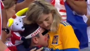 ¡Eso es futbol! Aficionada de Tigres consuela a su hijo seguidor de Chivas tras la derrota