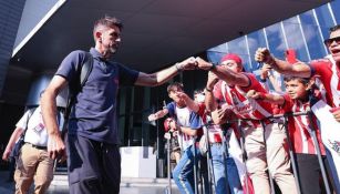 Veljko Paunovic saludando a fans de Chivas