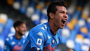 Hirving Lozano festejando un gol con el Napoli