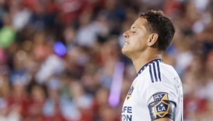 Javier Hernández encendió las alarmas del Galaxy tras salir en camilla