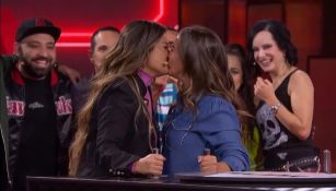 Mariazel y Mariana Echeverría protagonizan candente beso en televisión 