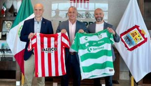 Román Alberto Cepeda junto a los presidentes del Sporting y de Santos Laguna