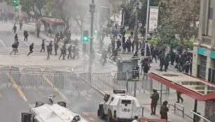 Así los momentos del enfrentamiento entre los protestantes y policías 