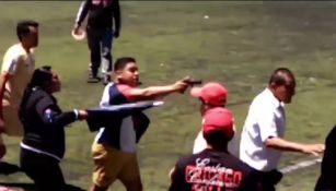 Hombre saca arma y amenaza a jugadores en partido de futbol amateur en Toluca