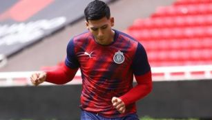 El defensa en calentamiento con Chivas 