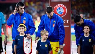 Jugadores de España se solidarizan con niños con autismo en juego ante Escocia