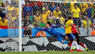 Memo Ochoa en el duelo ante Brasil del Mundial de 2014