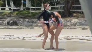 Mujer orina a su amiga en plena playa pública tras ser picada por una medusa