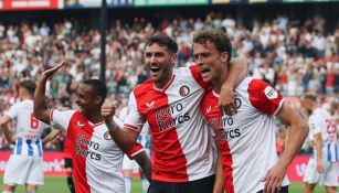 Santiago Giménez celebrando su gol 