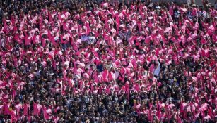 Afición de Pumas realizó mosaico en apoyo a la lucha contra el cáncer de mama