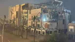 Huracán destruye fachada de centro comercial en Acapulco