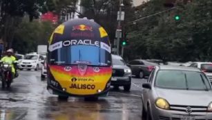 Casco del piloto mexicano recorre las calles de la Ciudad de México 