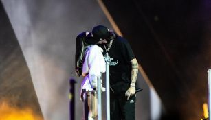 ¿Confirman su noviazgo? Peso Pluma y Nicki Nicole se besan en pleno concierto 