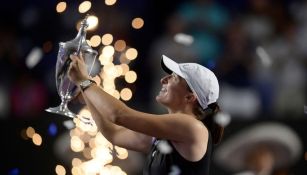 Swiatek celebrando su victoria en el WTA Finals de Cancún