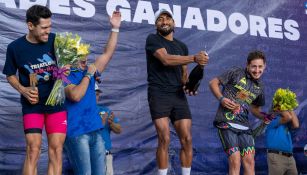 Crisanto Grajales celebrando el triunfo en el Triatlón de Xel-Há