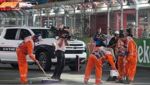 ¡Epa! Comisario de F1 se cae en la pista durante el Gran Premio de Las Vegas y desata risas