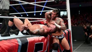 CM Punk castiga a Randy Orton, quien ya confirmó su aparición para esta noche