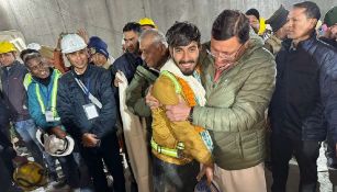 Rescatan con vida a los 41 trabajadores atrapados en túnel de la India