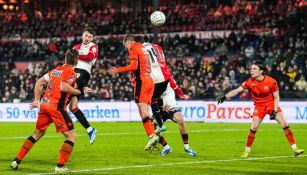 ¡Leyenda! Santi Giménez rompe récord de goleo en un año en la Eredivisie