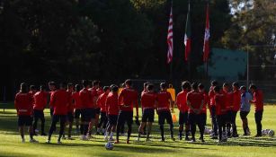 Aficionados 'revientan' a Chivas por instalaciones del equipo