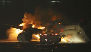 Avión de Japan Airlines se incendió con 379 personas a bordo tras chocar con un Bombardier Dash-8