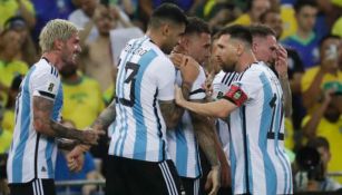 Selección de Argentina festeja un gol ante Brasil