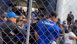 Violencia en el Estadio Ciudad de los Deportes: Policía golpea a aficionado de Cruz Azul