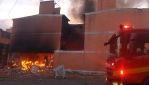 Unidad habitacional sufre incendio en los Reyes Acaquilpan; se reporta una mujer muerta